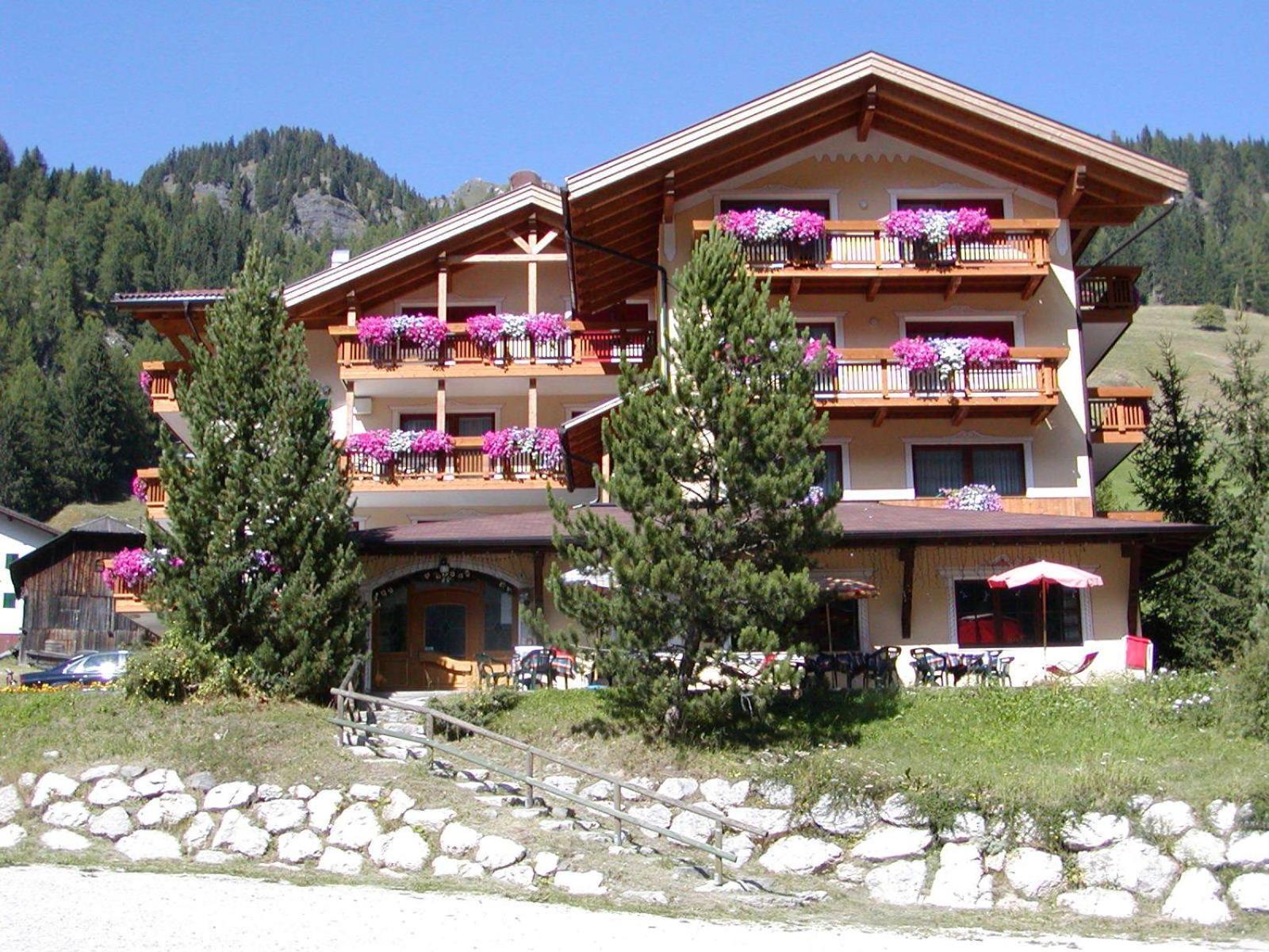 Hotel Dolomites Inn カナツェーイ エクステリア 写真